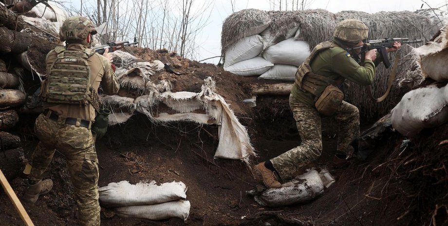 украинские военные, бой, война в Украине, окоп, оружие