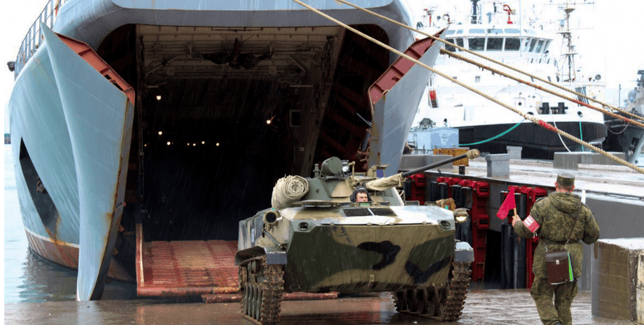 Навантаження техніки на великий десантний корабель "Цезар Куніков"