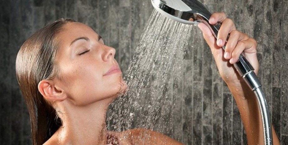 Жінка приймає душ Жінка приймає душ