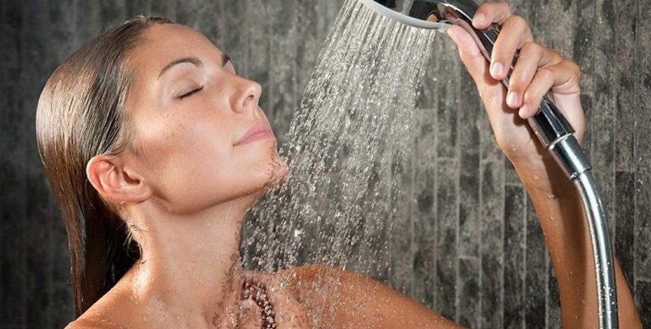 Женщина принимает душ