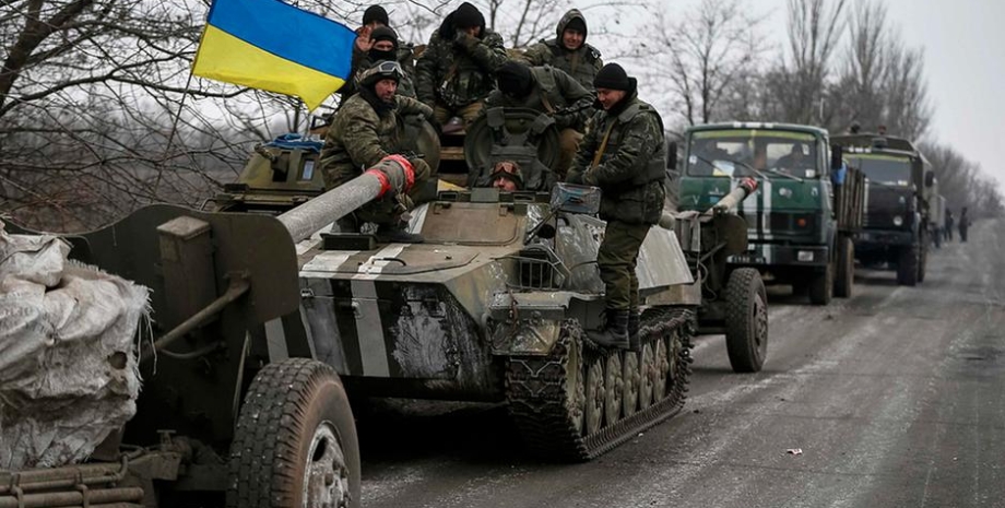 українські військові, гармата, БТР, вантажні автомобілі