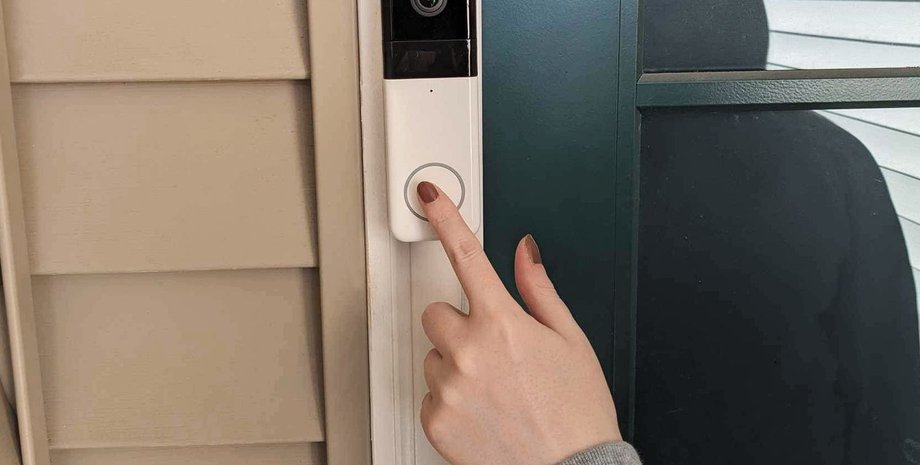 Дверной замок с камерой, умный дверной звонок, сосед следит за женщиной, конфликт соседей, сосед использует камеру дверного звонка, заметила слежку,