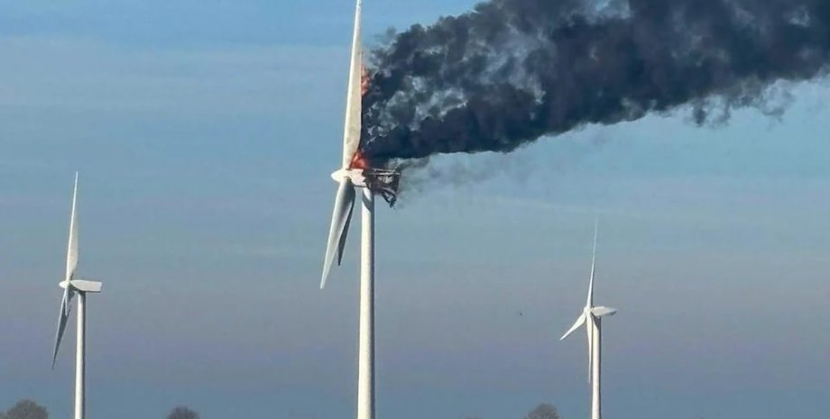 Пожежа, вітряна турбіна, вітрогенератор, Кембриджшир, фото