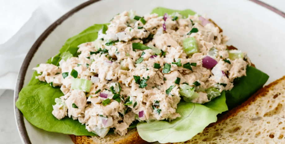 Салат с тунцом салат, тунец, тарелка, хлеб