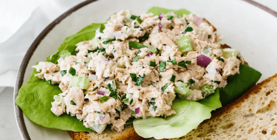 салат, тунец, тарелка, хлеб