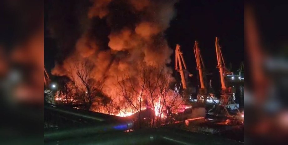 Пожар, Россия, Петропавловск-Камчатский, ангар, огонь, морской вокзал, МЧС