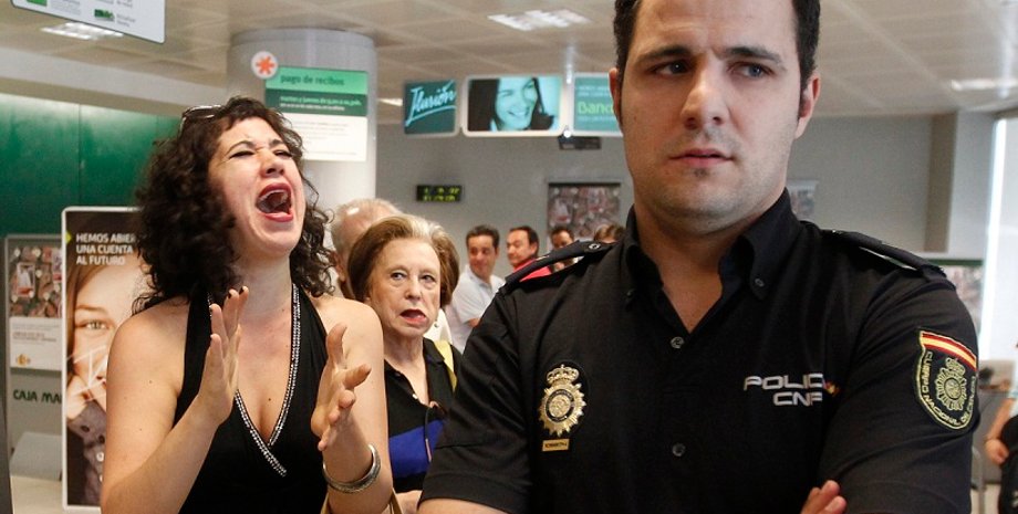 Испанский полицейский / Фото: blogs.voanews.com