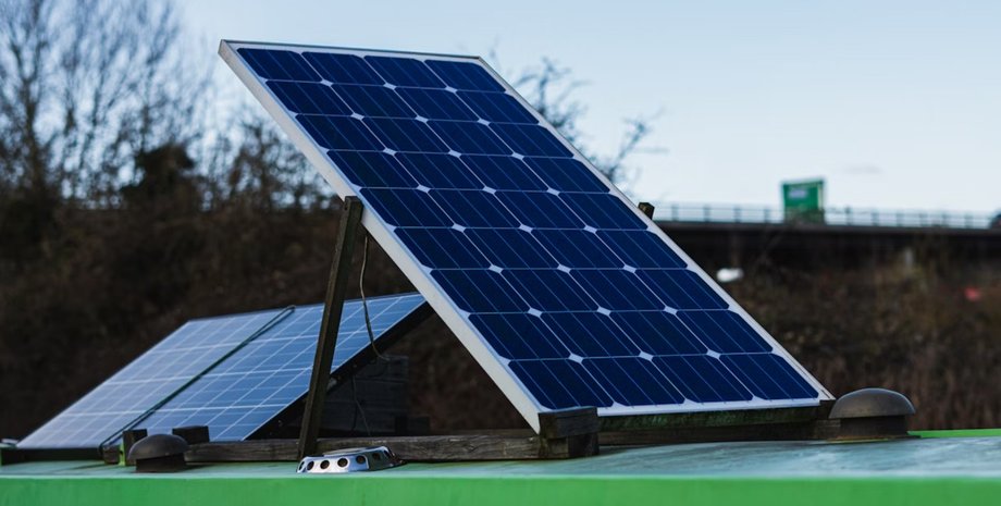 Солнечные панели на крыше дома