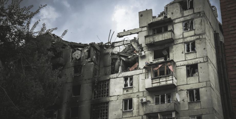 Торецк, разрушения в Торецке, бои в Торецке, разрушенный дом, разрушенная многоэтажка, наступление РФ на Торецк