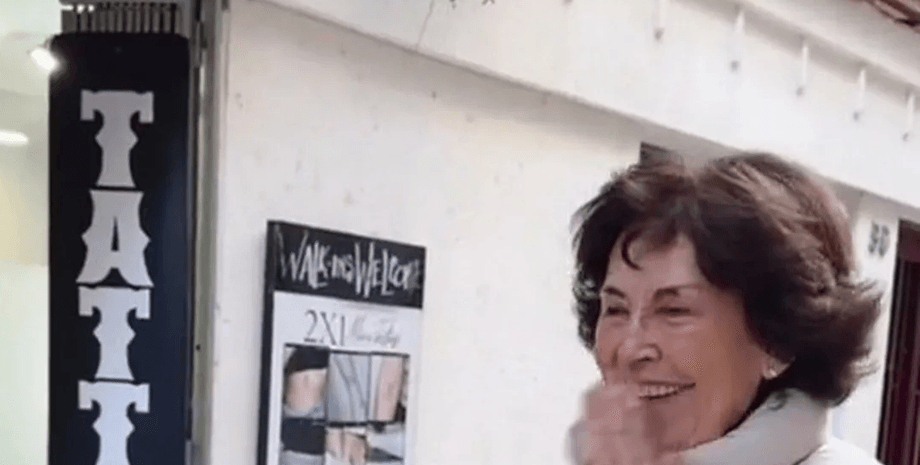 90 летняя женщина, бабушка сделала тату, первая татуировка, татуировка, пенсионерка, тату в позднем возрасте, трогательный момент