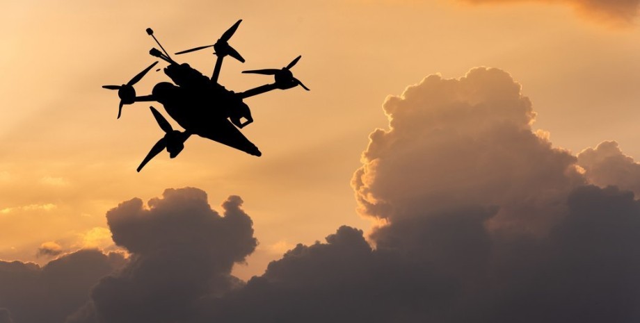 Дрон в небе FPV-дроны будут охотиться на людей