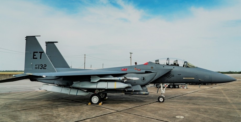 Истребитель-бомбардировщик F-15E Strike Eagle с ракетами AGM-158 JASSM