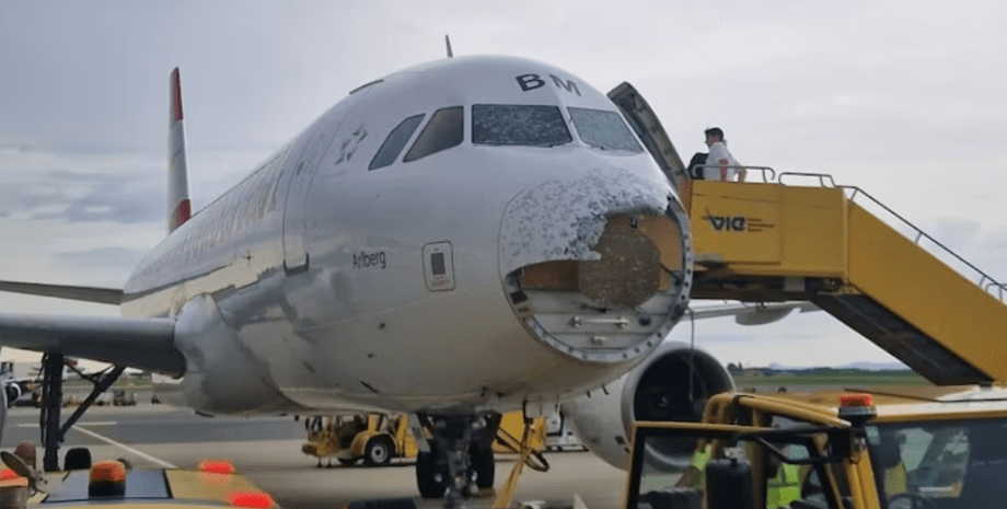 Літак Airbus A320, літак, пошкоджений градом літак