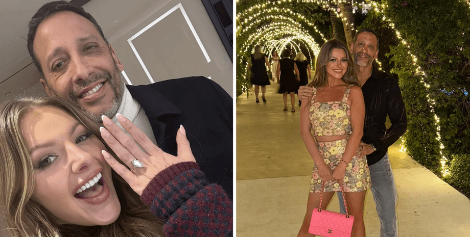 Женщина счастливо демонстрирует большое помолвочное кольцо, стоя рядом со своим партнером, который улыбается в камеру