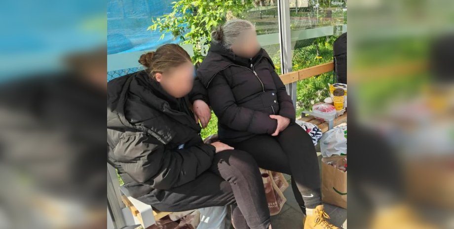 Две беженки в Польше поселились на остановке транспорта и говорят, что приехали из Харькова и не нуждаются в помощи