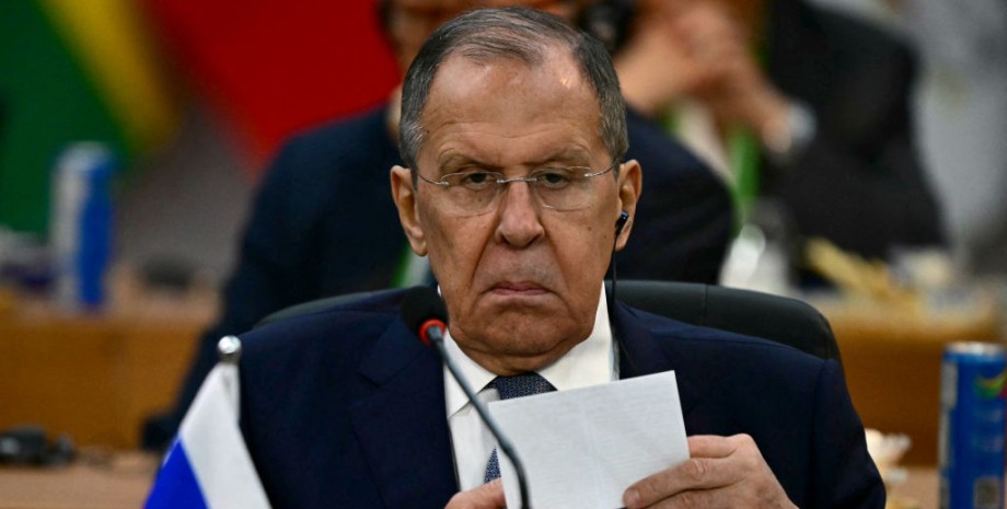 El ministro de Relaciones Exteriores de Rusia, Sergei Lavrov, rechazando la idea...