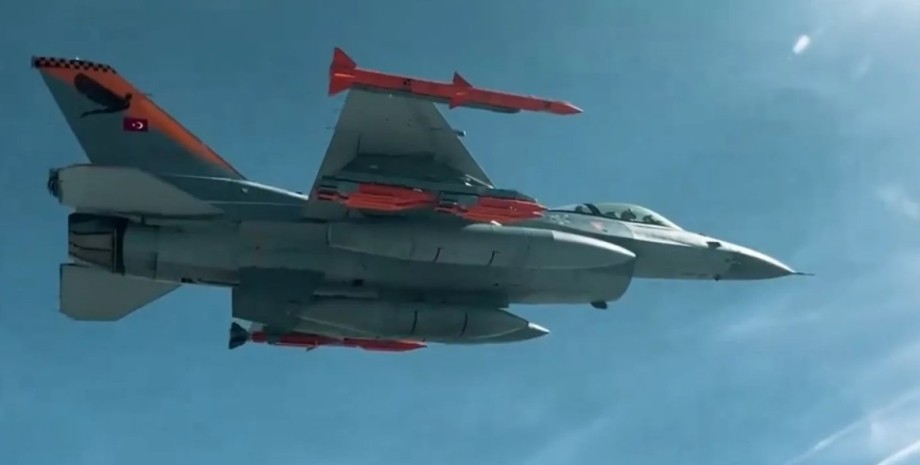 F-16 з авіабомбою TOLUN