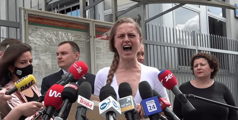 яна шостак, минута крика, посольство беларуси, протасевич, кричащий памятник, шостак, сторонница протасевича