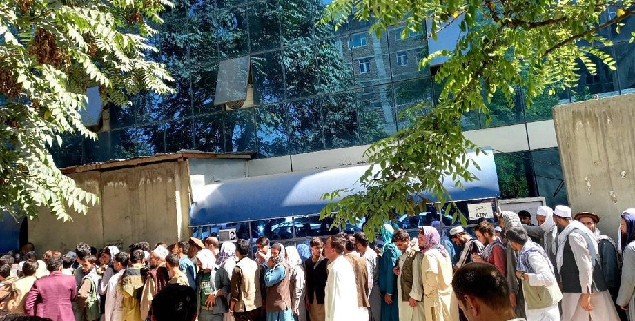 Кабул, очередь в банк в Кабуле, очереди в банк за наличными