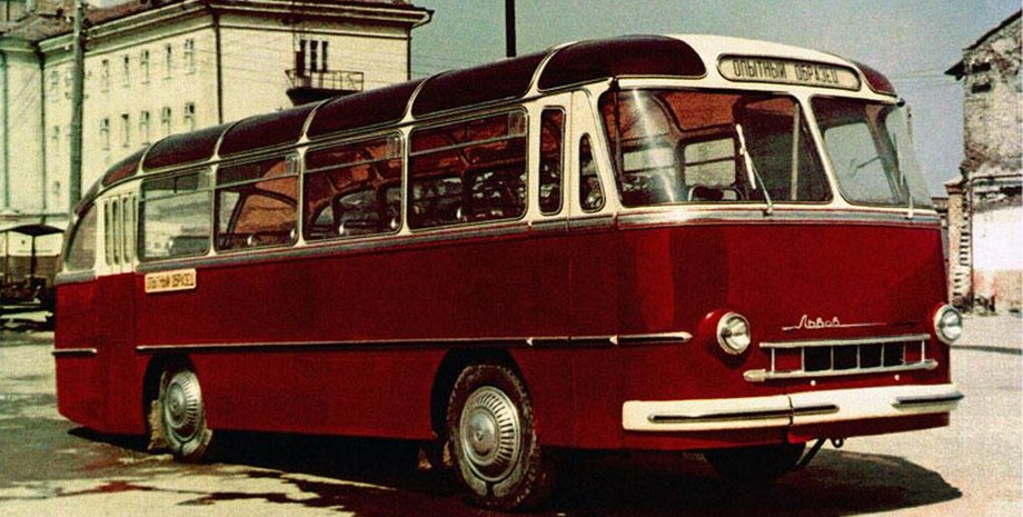 перший автобус ЛАЗ