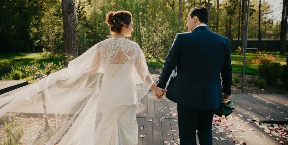 Чоловік поїхав я на риболовлю перед весіллям Риболовля, весілля, наречений перед весіллям, наречений пішов на риболовлю, ловити рибу, улов,