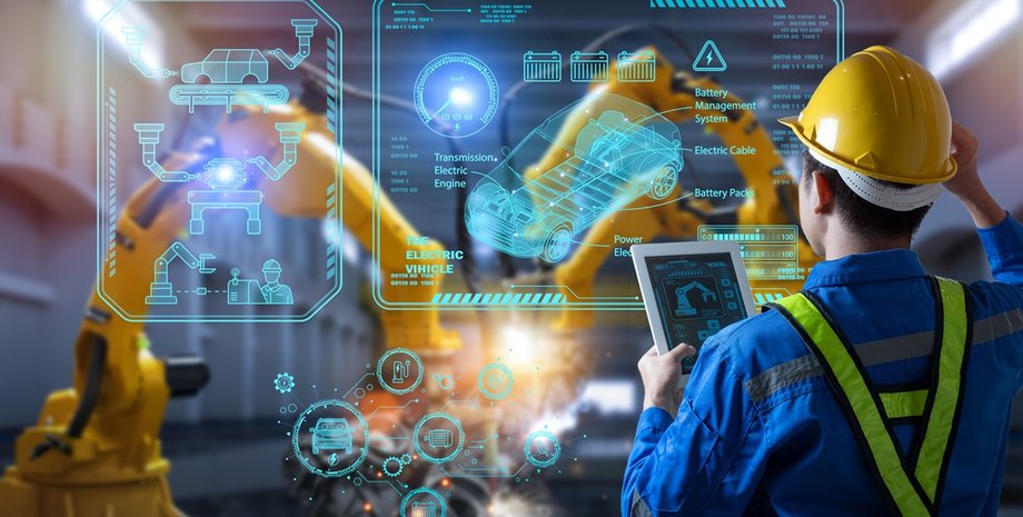 инженер и аккумулятор для электромобиля