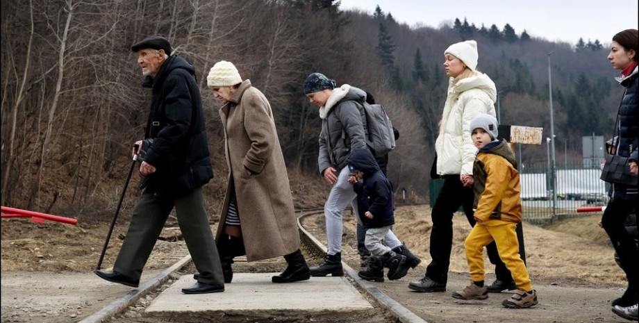 Беженцы из Украины переходят польскую границу