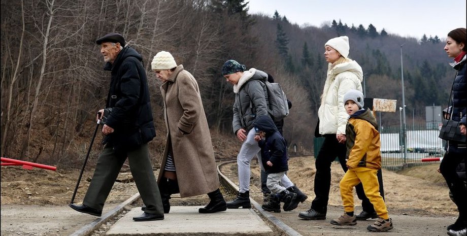 Беженцы из Украины переходят польскую границу