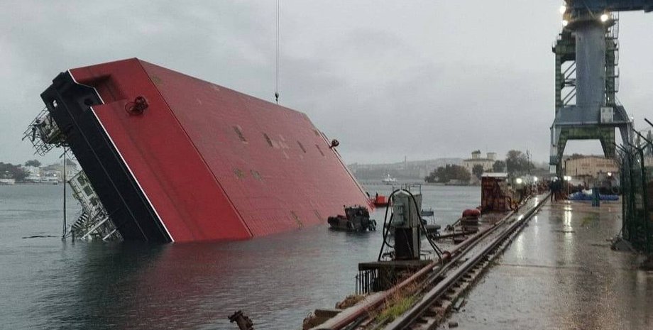 В Севастополе опрокинулся плавкран