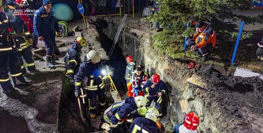 Чоловіків засипало землею під час проведення аварійних робіт Фото: ДСНС
