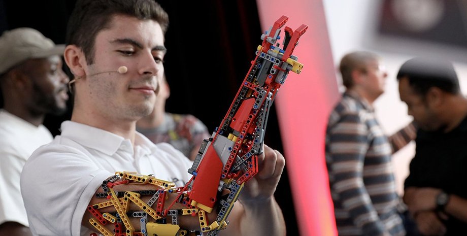 Дэвид Агилар, LEGO