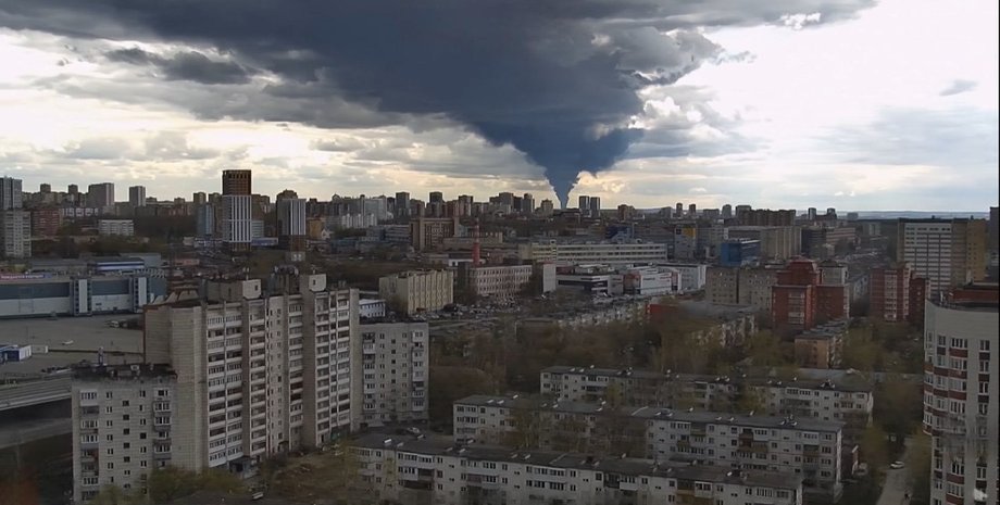 фото столба дыма над Пермью 30 апреля