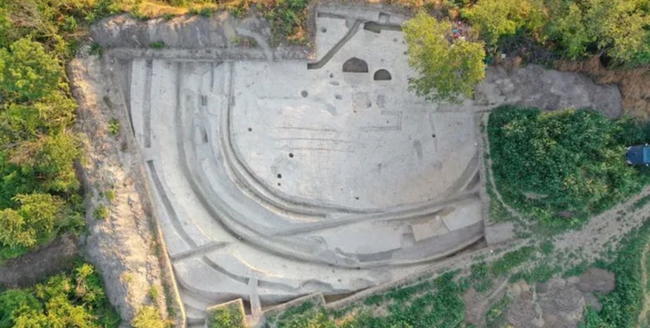 археологи раскопали древнюю башню