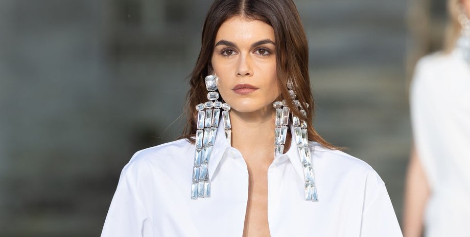 Кайа Гербер показ Valentino осень-зима 2023