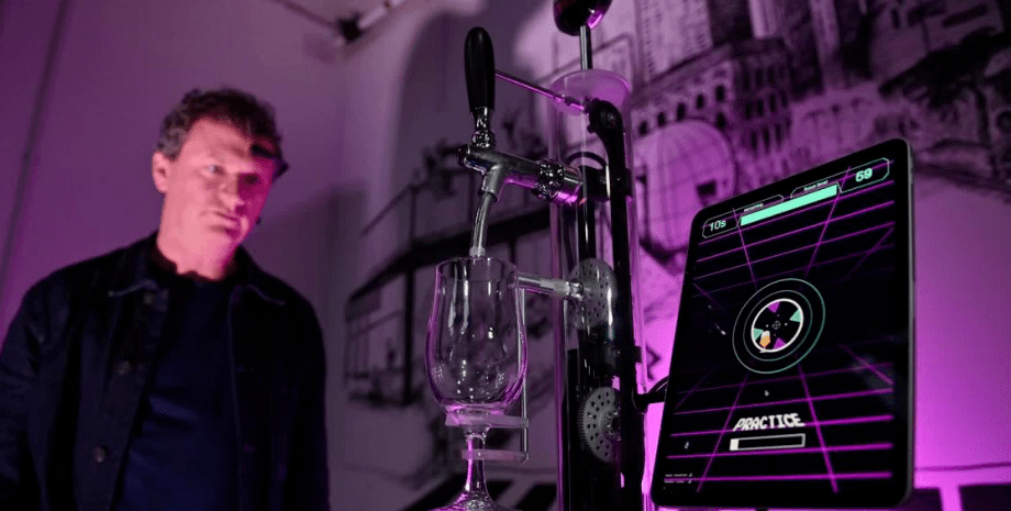 Мужчина, пиво Робот, технологии, контроль разума, считывает мысли, пиво, бокал пива, робот-бармен