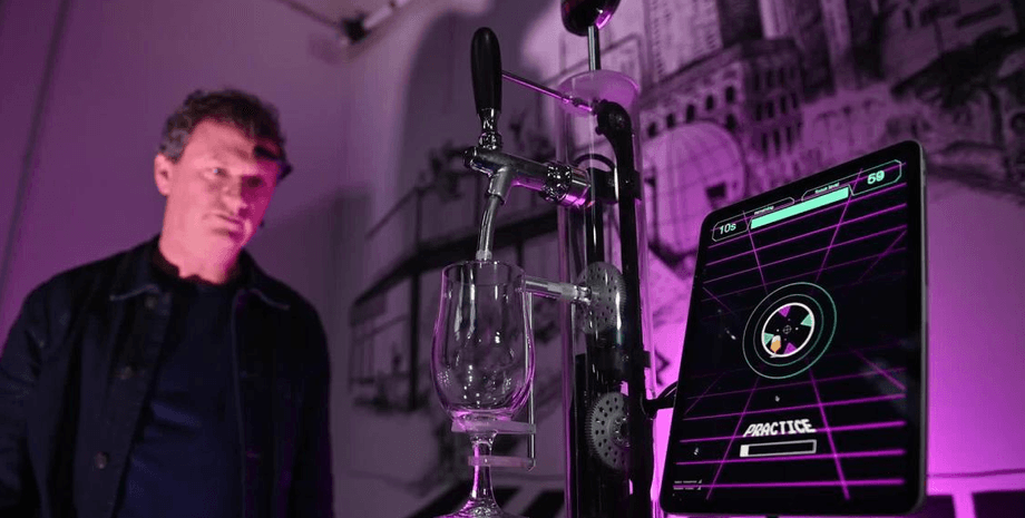 Робот, технологии, контроль разума, считывает мысли, пиво, бокал пива, робот-бармен