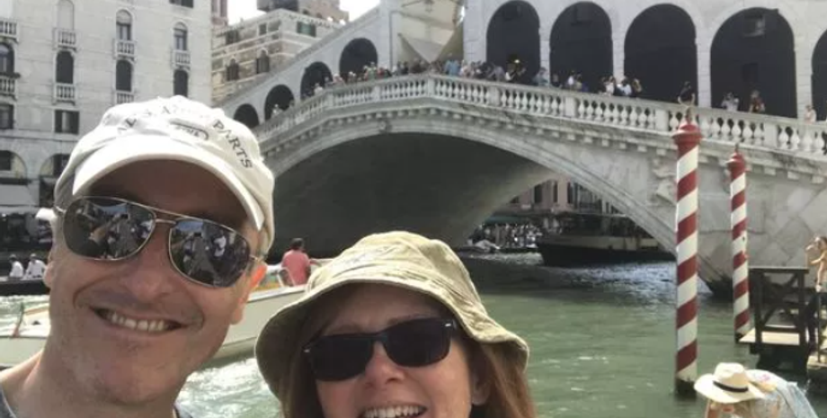 Лиззи Сир экономит деньги на аренде жилья, женщина путешествует по миру и не платит за проживание