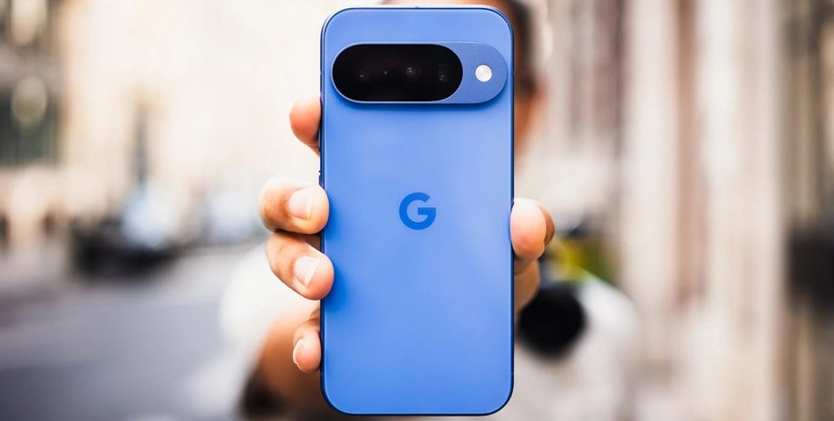 Смартфон Google Pixel 10 Смартфон Google Pixel 10 в руке