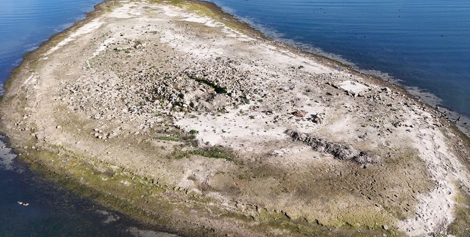 Снижение уровня воды открыло руины