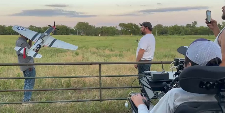 Алекс Конлі керує дроном через чип Neuralink