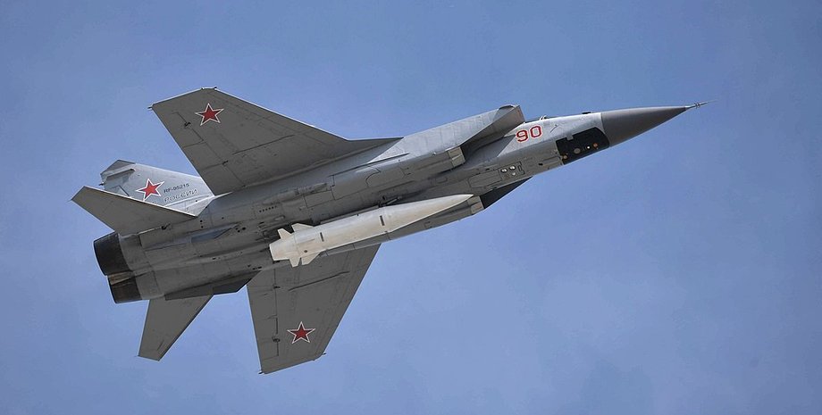 ракета Кинджал ракета Кинджал, підвішена до МіГ-31, який перебуває в небі