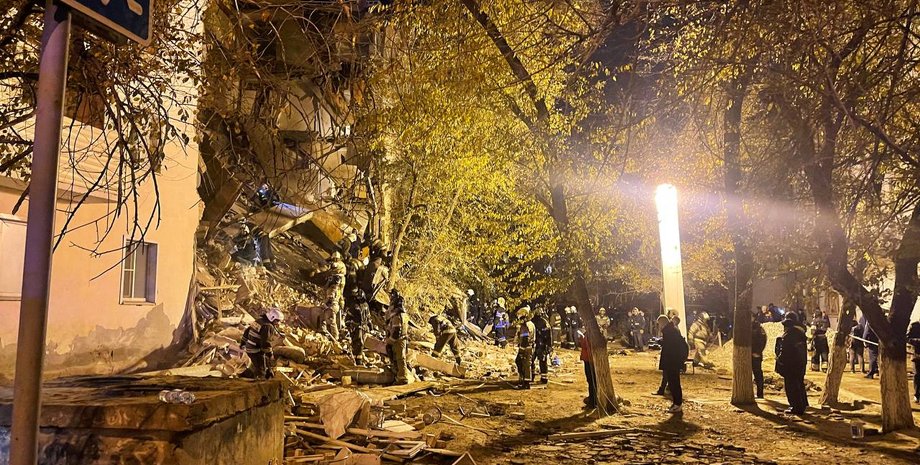 Астрахань, Россия, обрушение, жилой дом, спасатели, жертвы