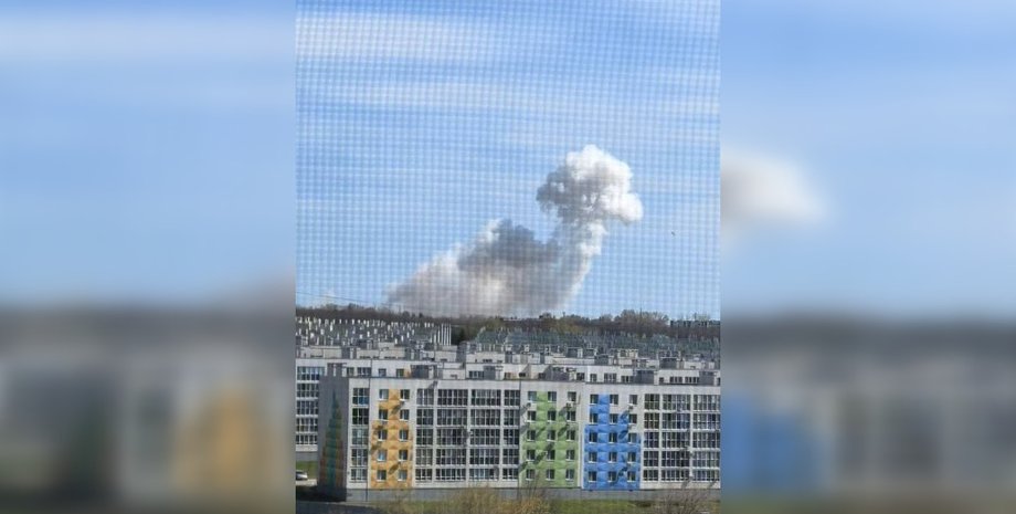 фото стовпа диму над Самарським пороховим заводом Коммунар у РФ