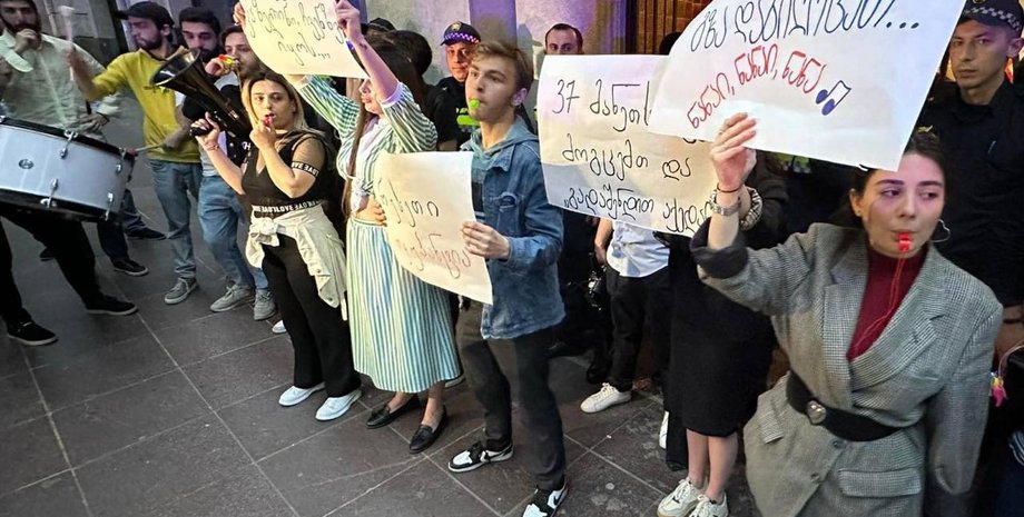 грузия, мид грузии, протест, митинг, плакаты, митингующие в грузии, митинг грузии против безвизового режима с рф