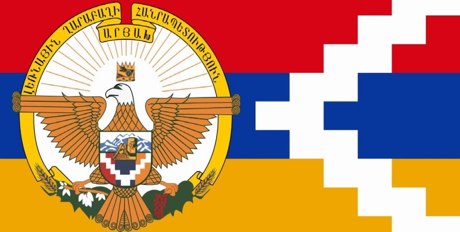 Флаг и герб Нагорного Карабаха / Фото из открытых источников