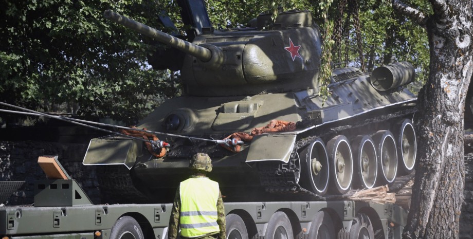 Пам'ятник радянському танку.
