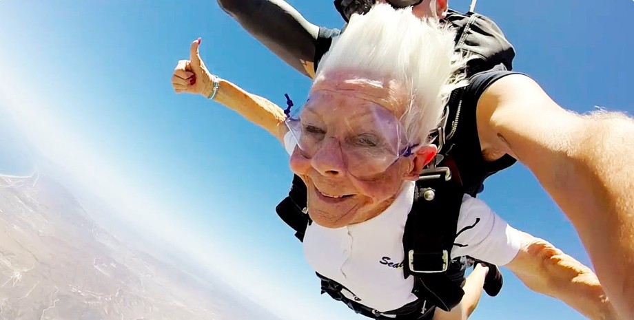 пенсіонерка екстремалка, пенсіонери екстремальний спорт, пенсіонерка стрибнула з парашутом