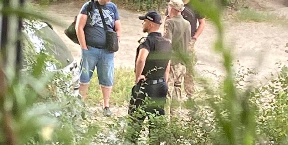 Сотрудники ТЦК и НПУ проверяют документы на улице