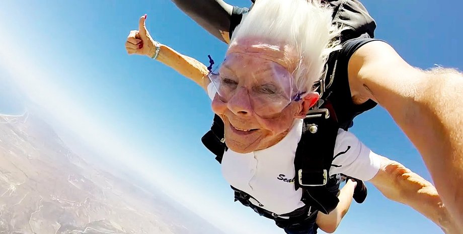 пенсионерка экстремалка, пенсионеры экстремальный спорт, пенсионерка прыгнула с парашютом