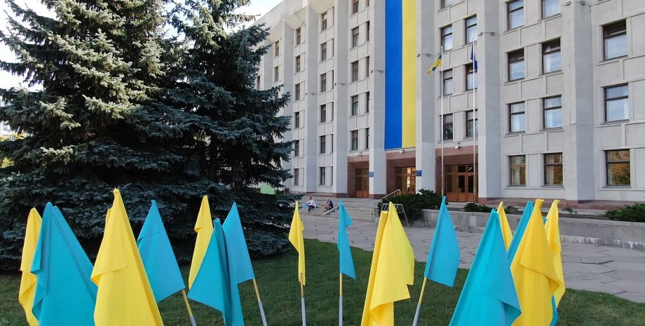 Здание Полтавской областной военной администрации полтава. ова, флаги,